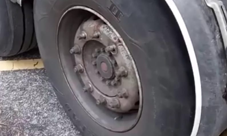 A nap videója: alig tartotta valami ennek a kamionnak a kerekét