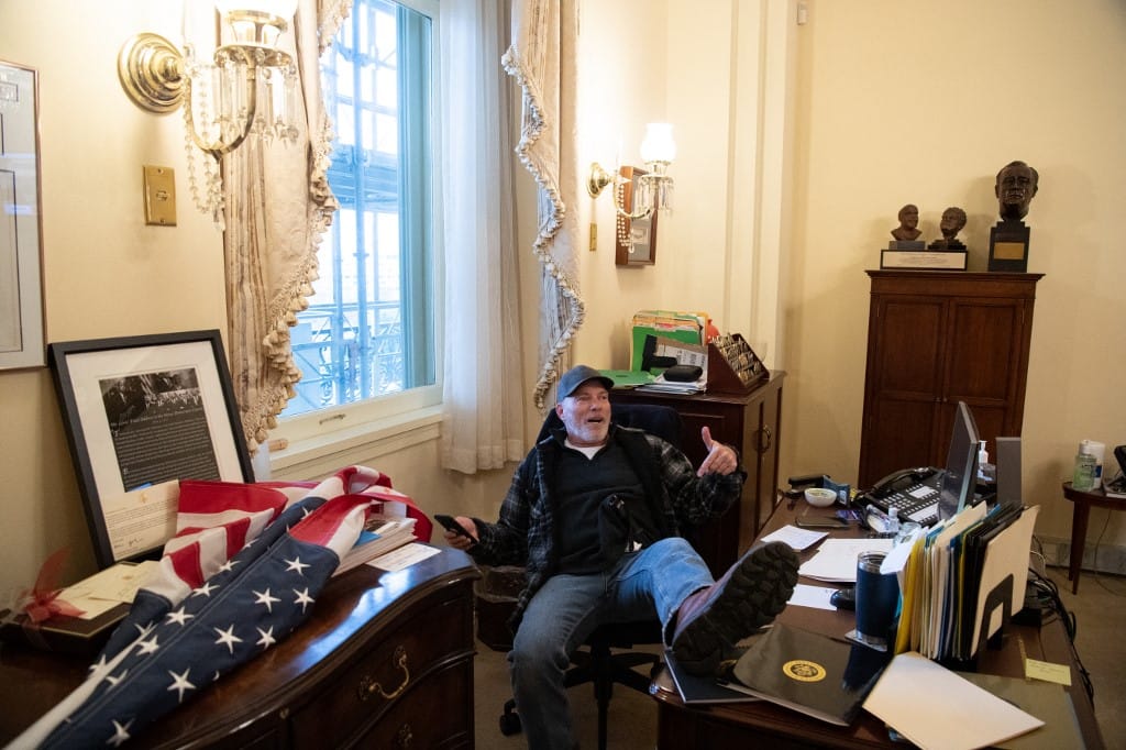 Elítélték a férfit, aki Nancy Pelosi asztalára is felpakolta a lábát a Capitolium ostrománál