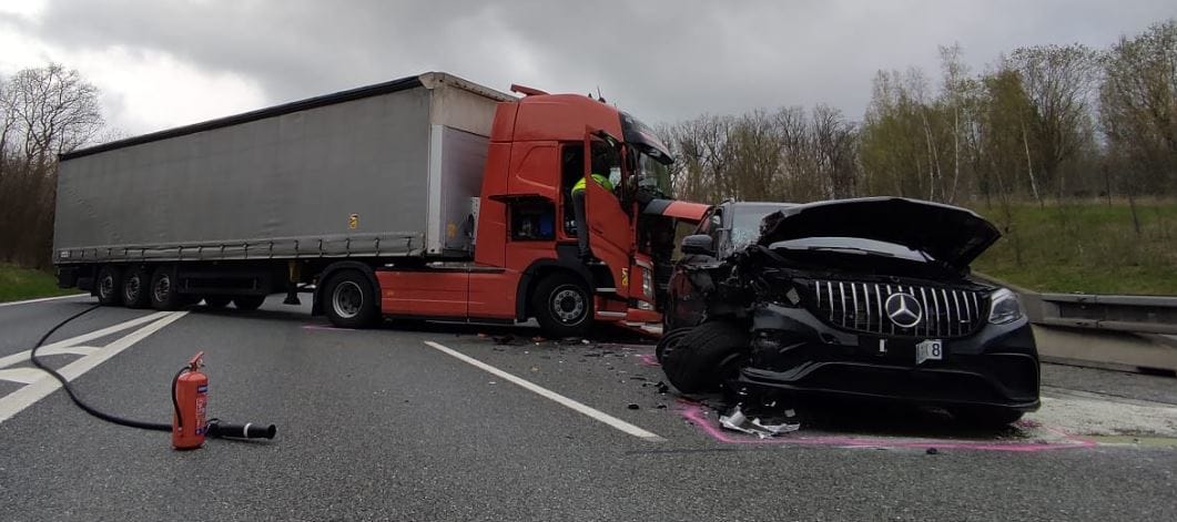 Keresztbe fordított kamionnal kaptak el egy AMG Mercedesszel száguldó ámokfutót a cseh rendőrök