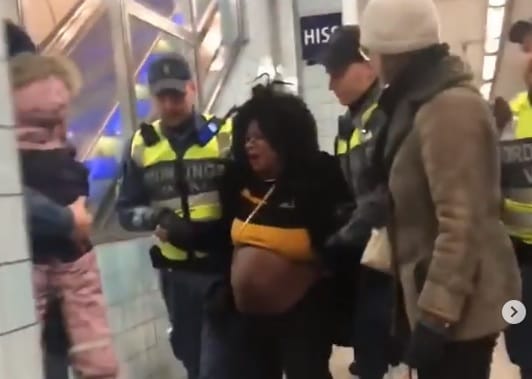 Levideózták, amint egy terhes fekete nőt rángatnak le a metróról Svédországban