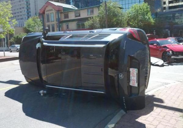 Mercedest borított illegális verseny közben egy Nissan GT-R - fotók
