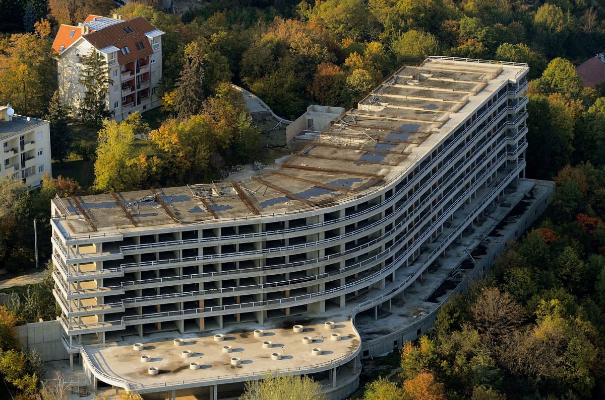 Már nincs akadálya, hogy örökre eltűnjön a Rózsadombról a szellemhotel