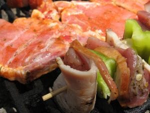 Több ezren akarnak grillezni egy nő háza előtt, aki perelt a sült hús szaga miatt