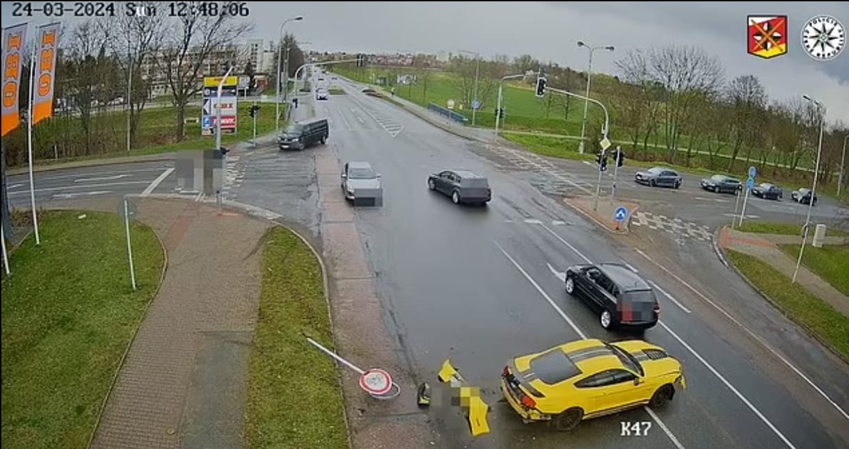Azzal ünnepelte meg az 50. szülinapját egy cseh férfi, hogy ittasan ripityára tört egy Mustangot – videó