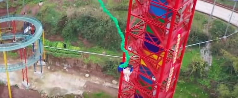 Hatalmas felháborodást váltott ki egy bungee jumpingozó sertés
