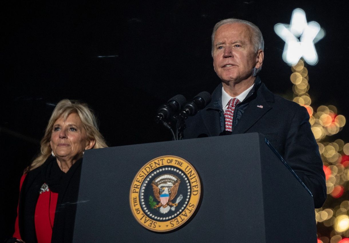 Joe Biden berúgta a karácsonyi szezont