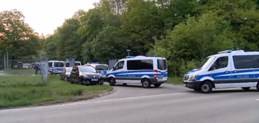 Csak nagy nehezen tudnak kitoloncolni egy togói férfit Németországból, razzia is volt