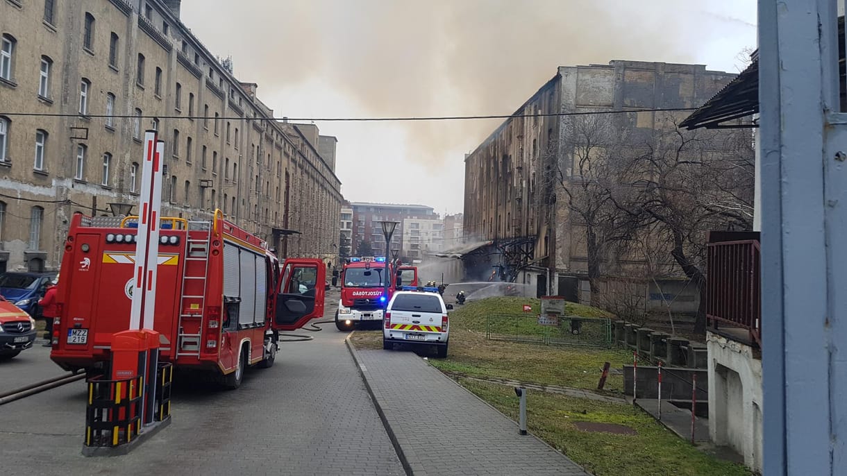 Videó: Így oltották a kigyulladt Soroksári úti raktárat