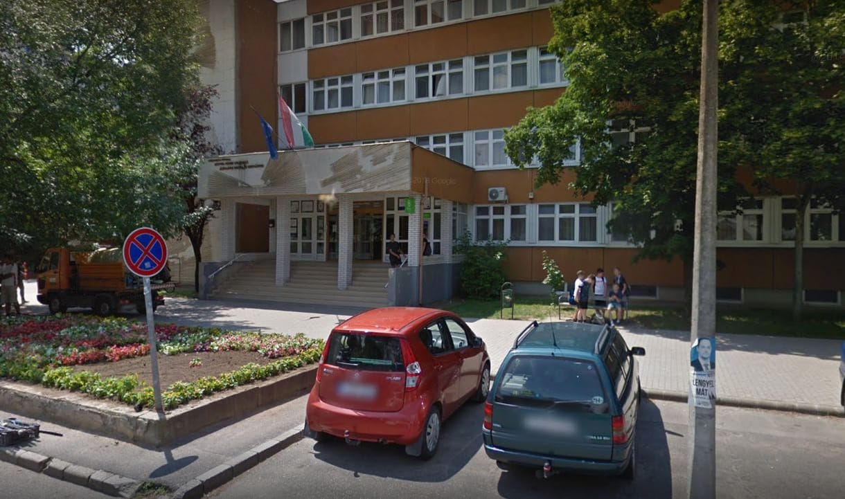 Elvittek a mentők 12 gyereket egy nyíregyházi iskolából