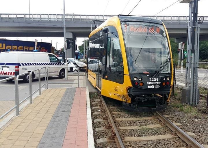 Villamos és autó ütközött a Határ úton