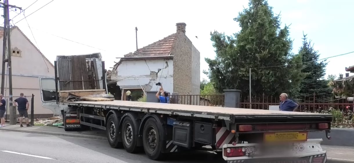 Éppen kiment a konyhába a kétéves fiú, amikor a szobába csapódott egy kamion