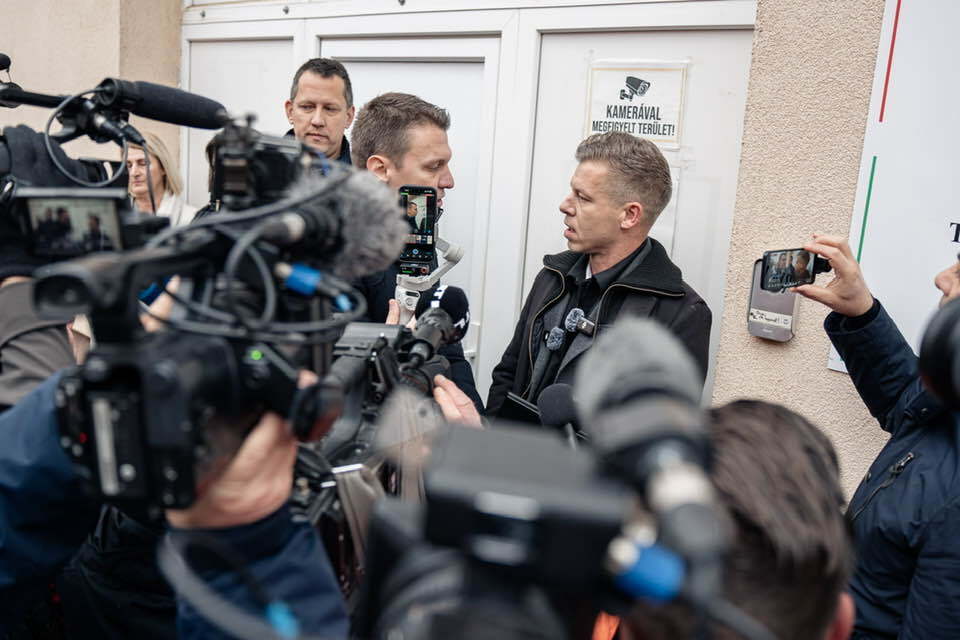 Reszket a Magyar, mert madárka szállott rá