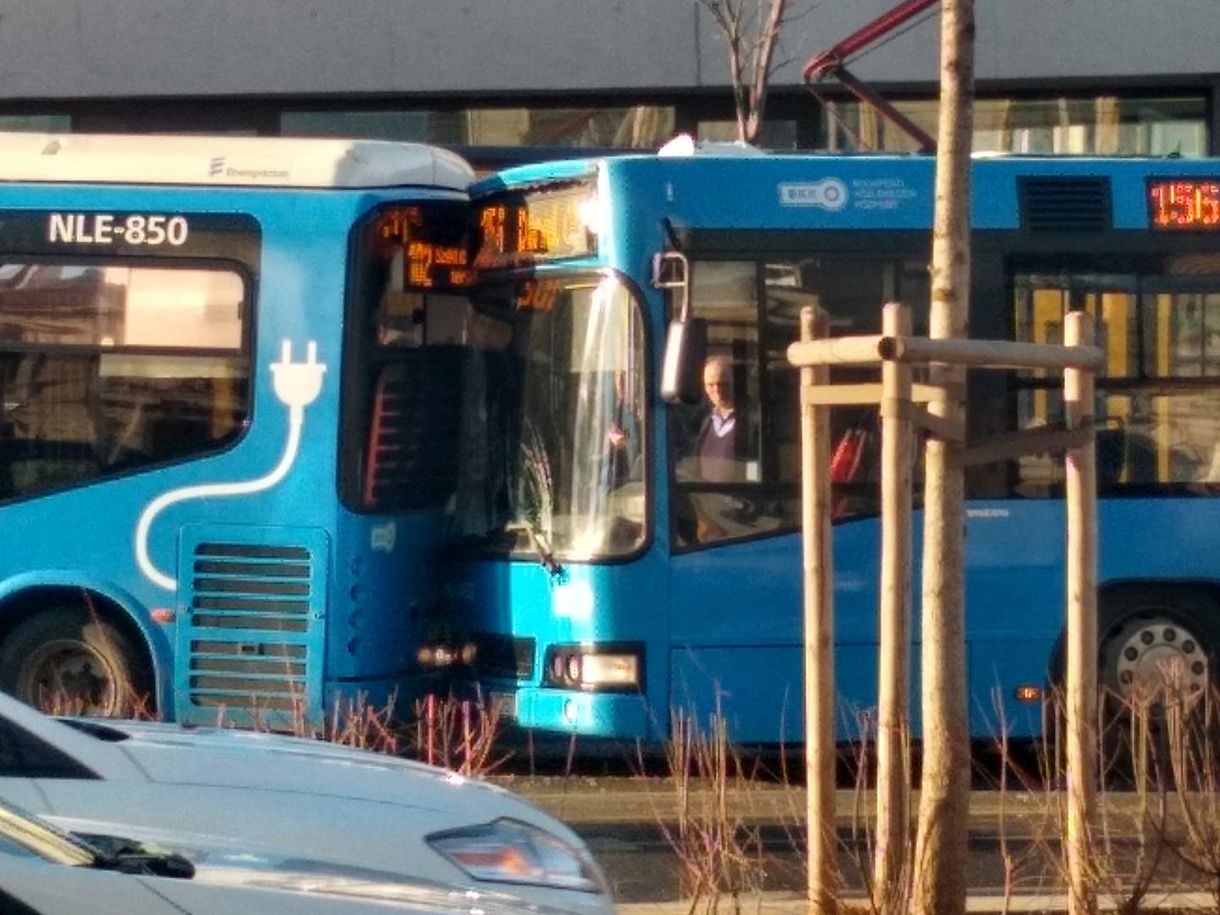 Belement egy busz a másikba a Széll Kálmán téren