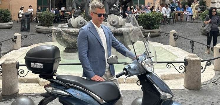 Magyar Péter robogóval fotózkodott  Rómában