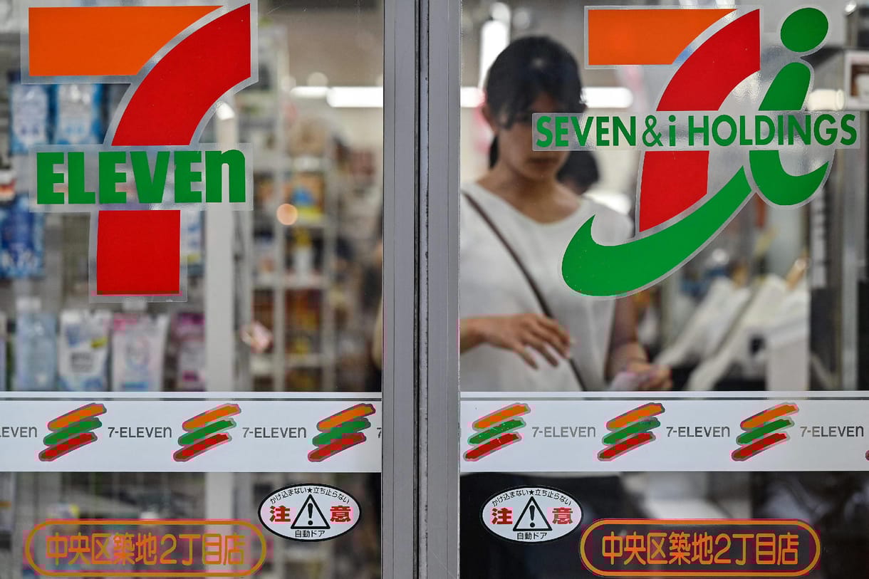 Amikor a kishal enné meg a nagyot: a híres japán bolthálózat azt reméli, a kormánya védi meg a felvásárlástól