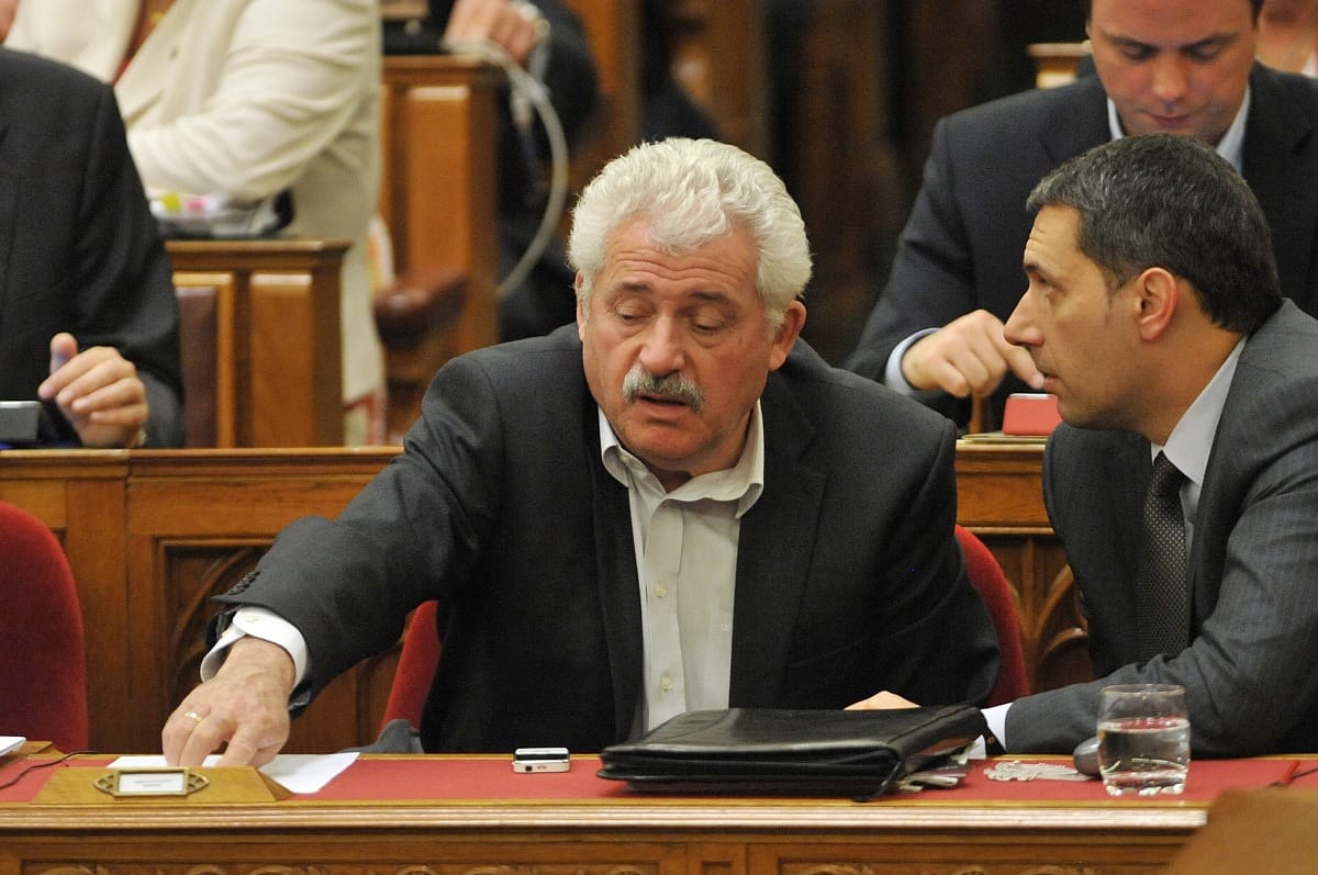 Az önmagát kitüntető kormány