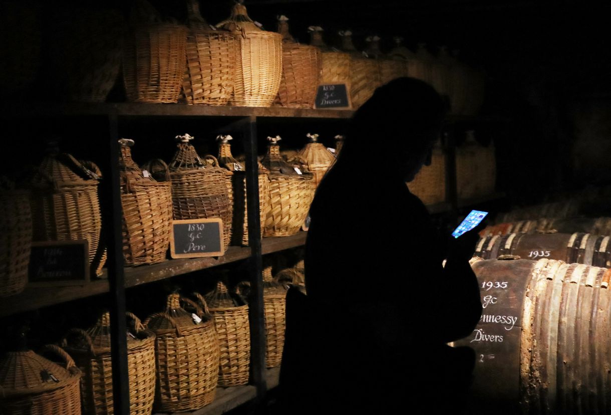 Több százan sztrájkolnak a Hennessy konyakgyárban, mert a cég Kínában palackozná az italokat