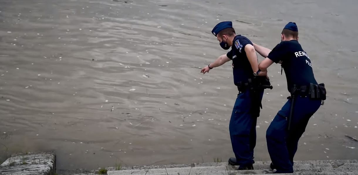 Egymásba kapaszkodva húztak ki a rendőrök egy nőt a Dunából