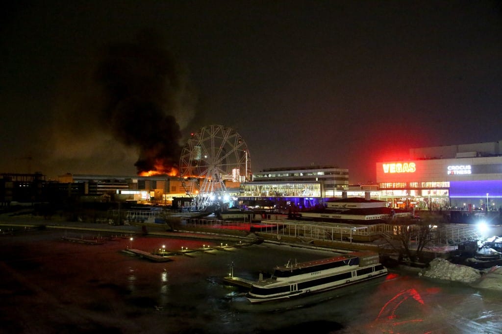 Videón, ahogyan menekülnek az emberek a lövöldöző terroristák elől a moszkvai Crocus City Hallban