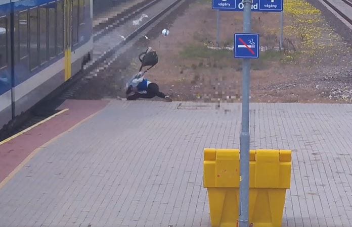 Sokkoló videót tett közzé a MÁV, amin egy nő véletlen a vonat elé lépett