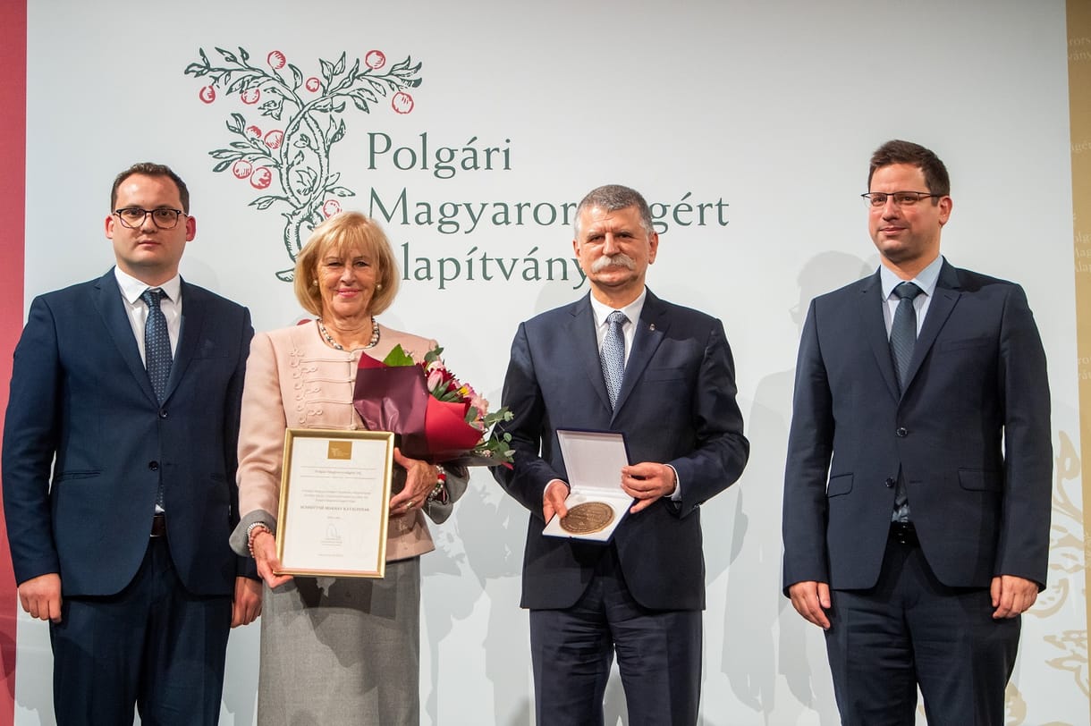 „A női erények megtestesítője”, Schmitt Pál felesége kapta a Polgári Magyarországért Díjat