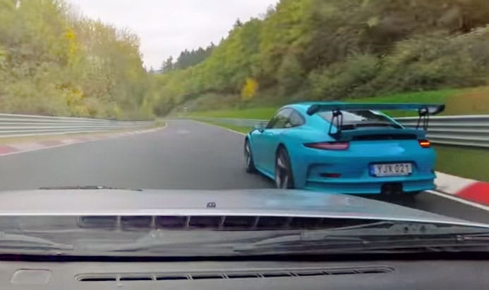 Nürburgringi csata: simán levadászta a kis Mazda az 500 lovas Porsche GT3 RS-t – videó