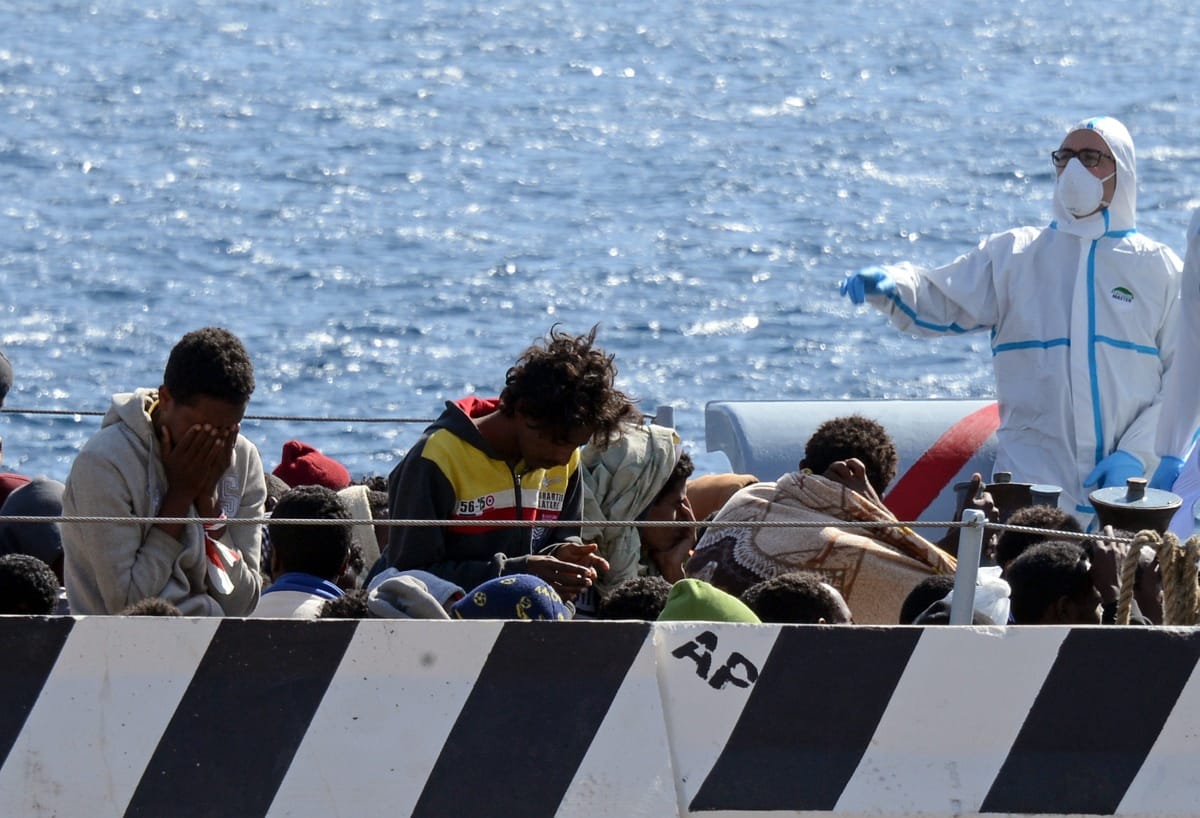 Kitiltották a tömegközlekedésből a migránsokat egy olasz faluban
