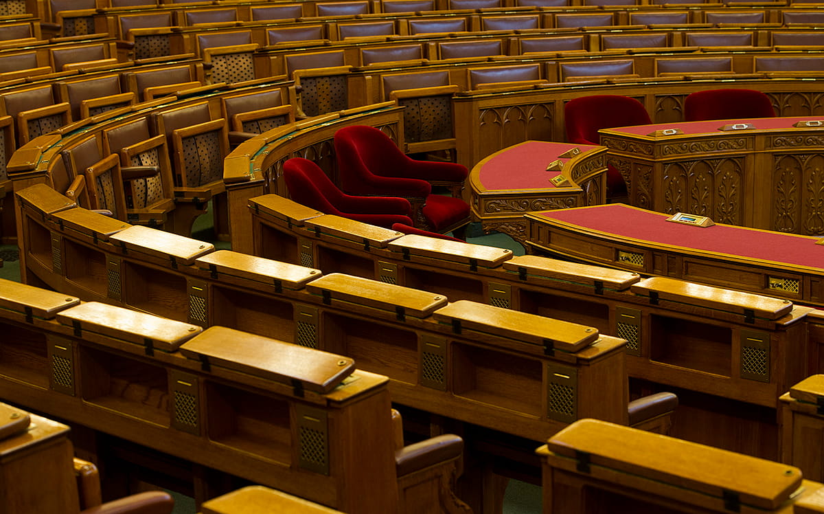 Döntött az NVB, négy megválasztott politikus nem ül be a parlamentbe
