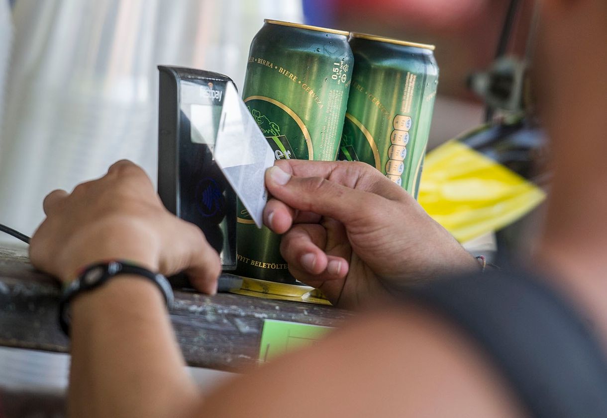 A GVH szerint nincs rendben, hogy kötelező a borravaló a Festipay és a HelloPay rendszerében