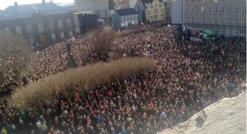 Tojászáporral próbálják lemondatni panamázó miniszterelnöküket a berágott izlandiak (fotók, videók)