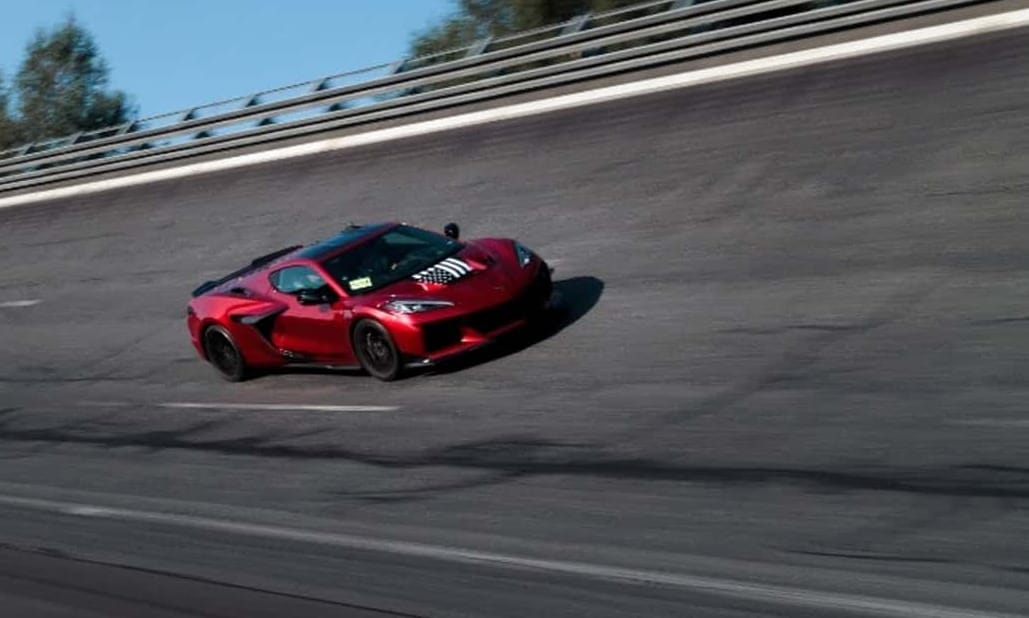 Elképesztő sebességrekordot ért el a biturbó V8-as új Corvette – videó