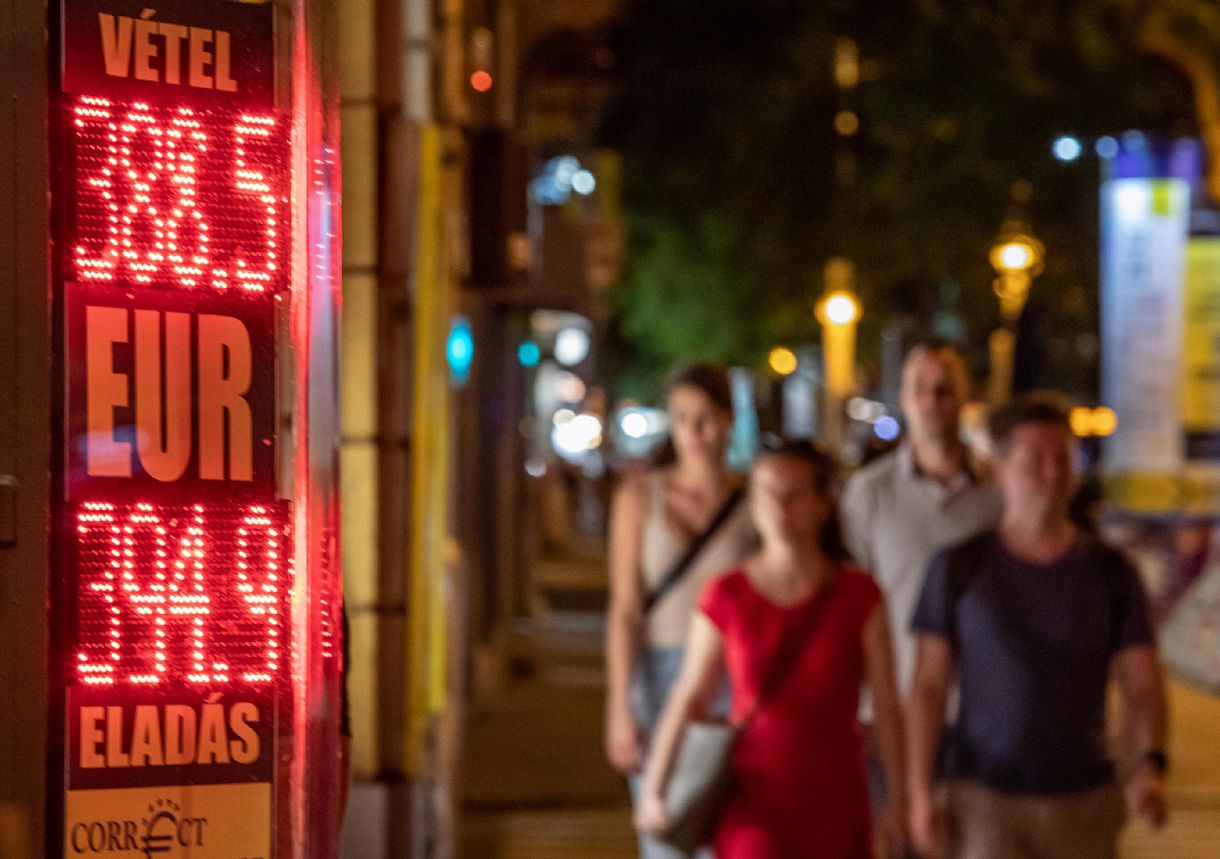 Péntek délutánra visszaerősödött a forint, 389 alatt is járt az euró – frissítve