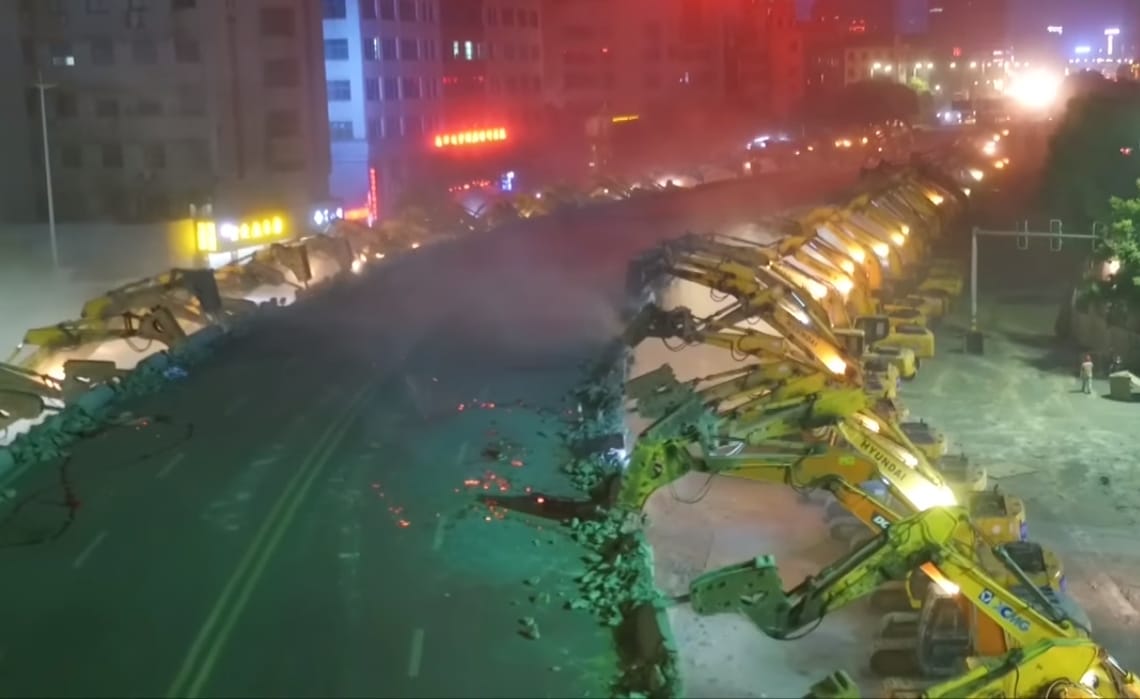 Nálunk is dolgozhatnának így: egyetlen éjszaka alatt tüntettek el egy felüljárót Kínában – videó