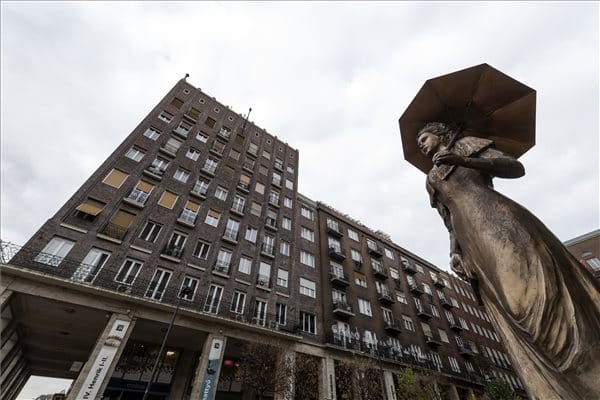 Tényleg ilyen szobrot érdemelt Sisi?