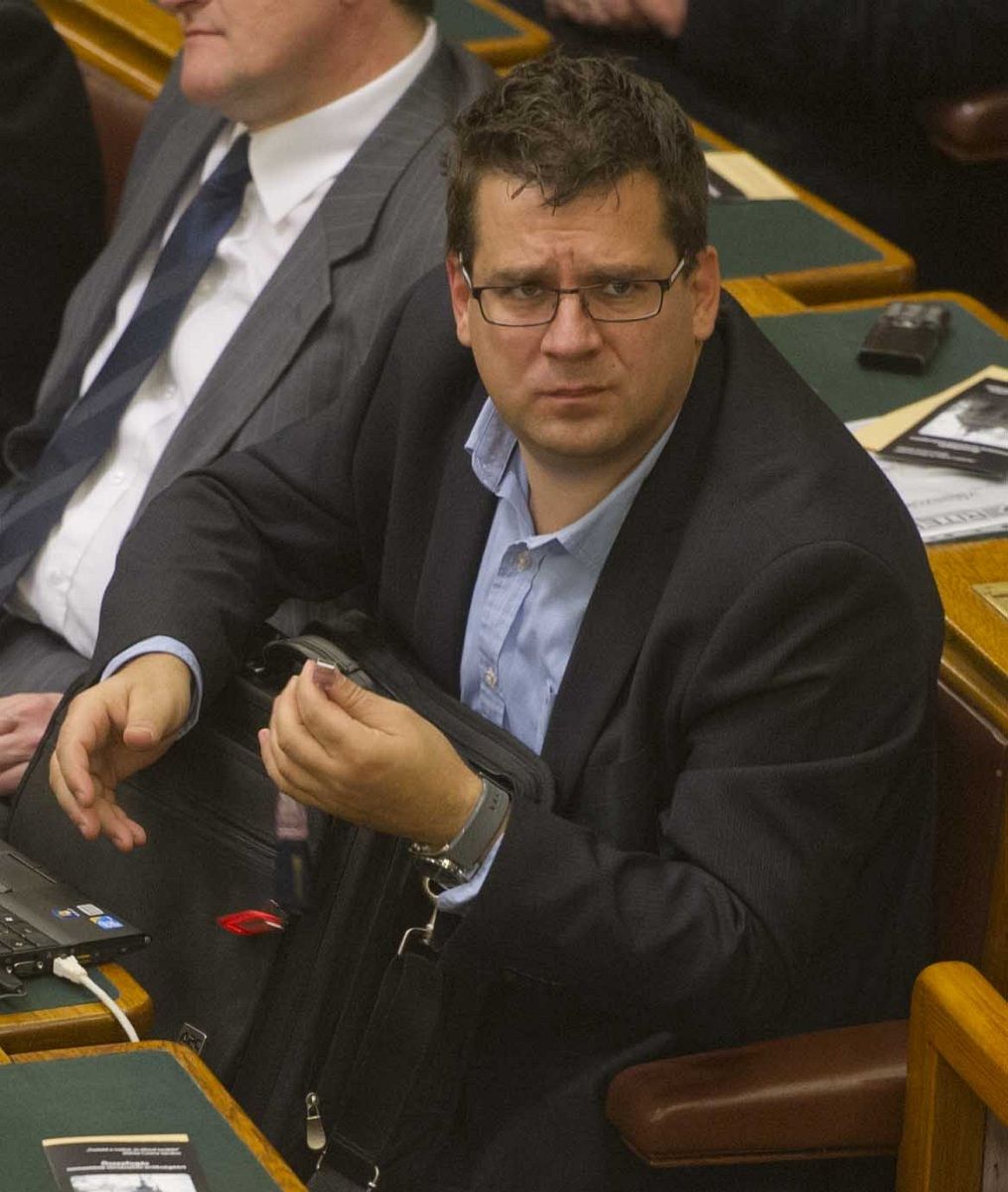 Valami nem stimmel Seszták régi aláírásai körül