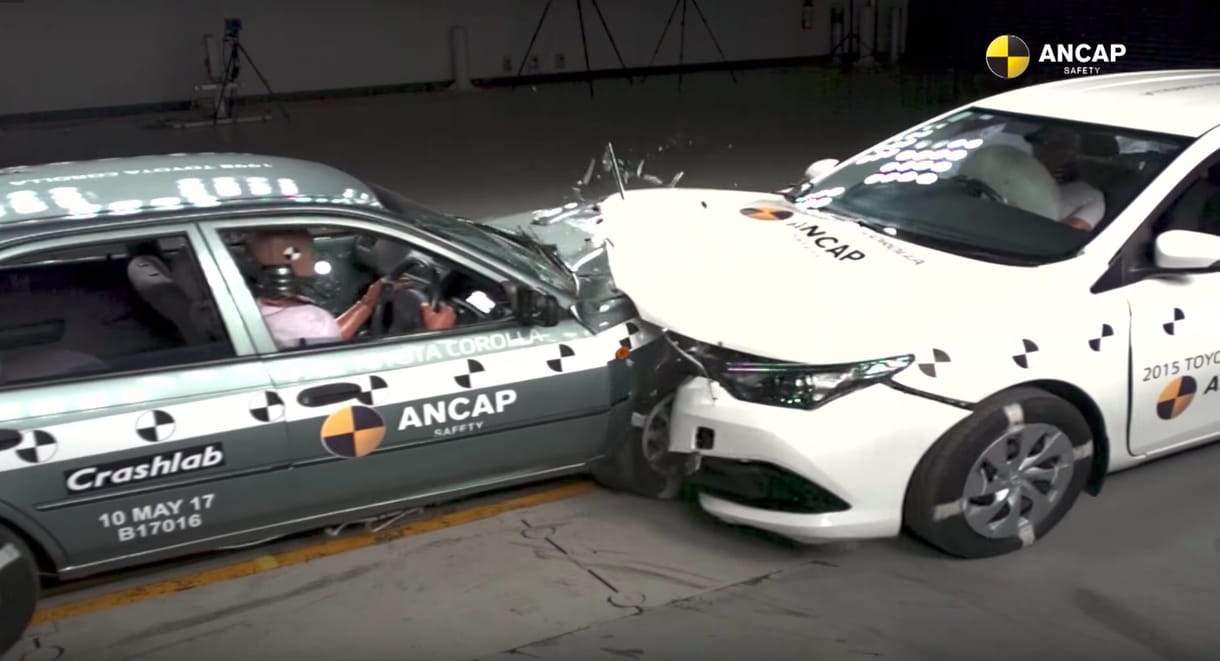 Ez történik, ha egy 1998-as és egy 2015-ös Toyota frontálisan ütközik – videó