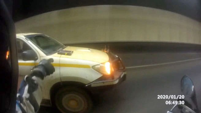 Lazán odaadta a sofőrnek menet közben az autón felejtett tabletjét a motoros – videó