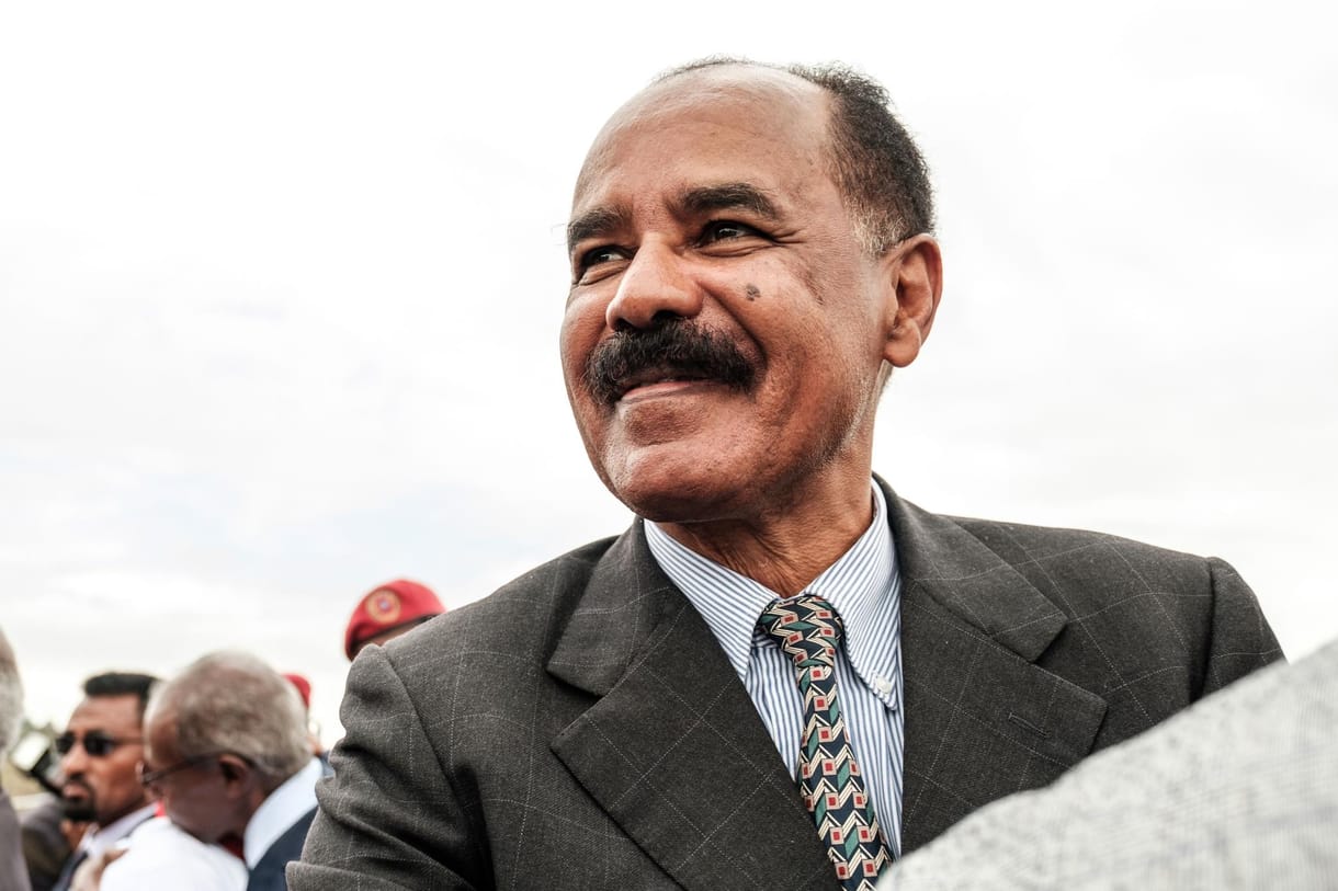 Eritrea diktátora, aki a mérgezéstől félve tányért cserél vendégeivel