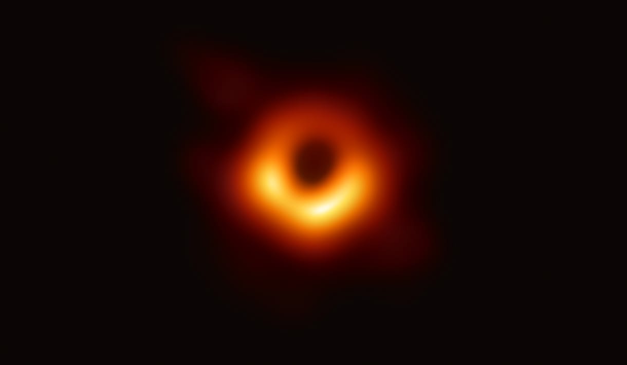 Ráengedték a mesterséges intelligenciát a fekete lyuk fotójára, az eredmény Einsteint igazolja