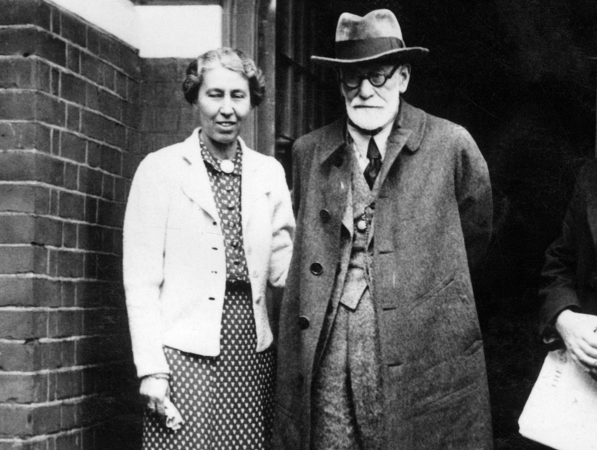 Anna Freud regényes életrajzából kiderül, hogy apjával együtt maguk is analízisre szorultak volna