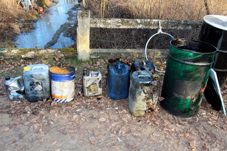 Használt olajjal teli fémhordókat dobált a patakba, börtönbüntetést kapott