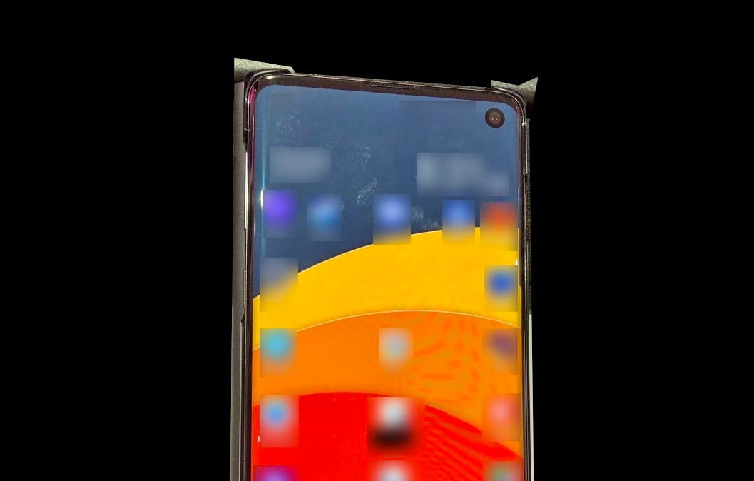 Ezen a fotón állítólag a Samsung új csodamobilja, a Galaxy S10 látható