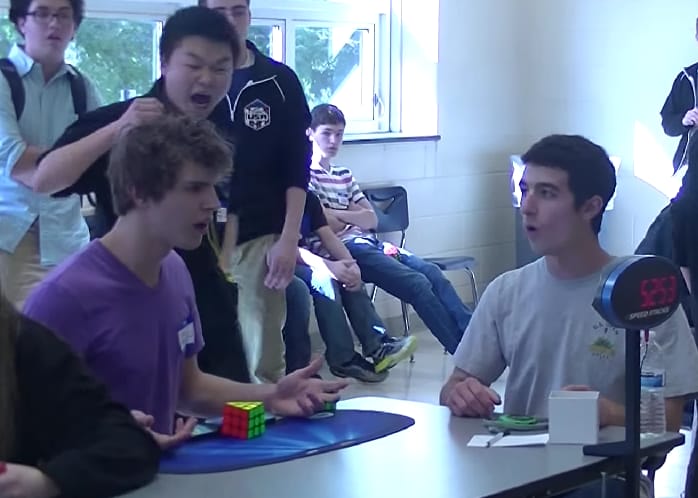 Videó: Egy tini döntötte meg a Rubik-kocka kirakásának rekordját