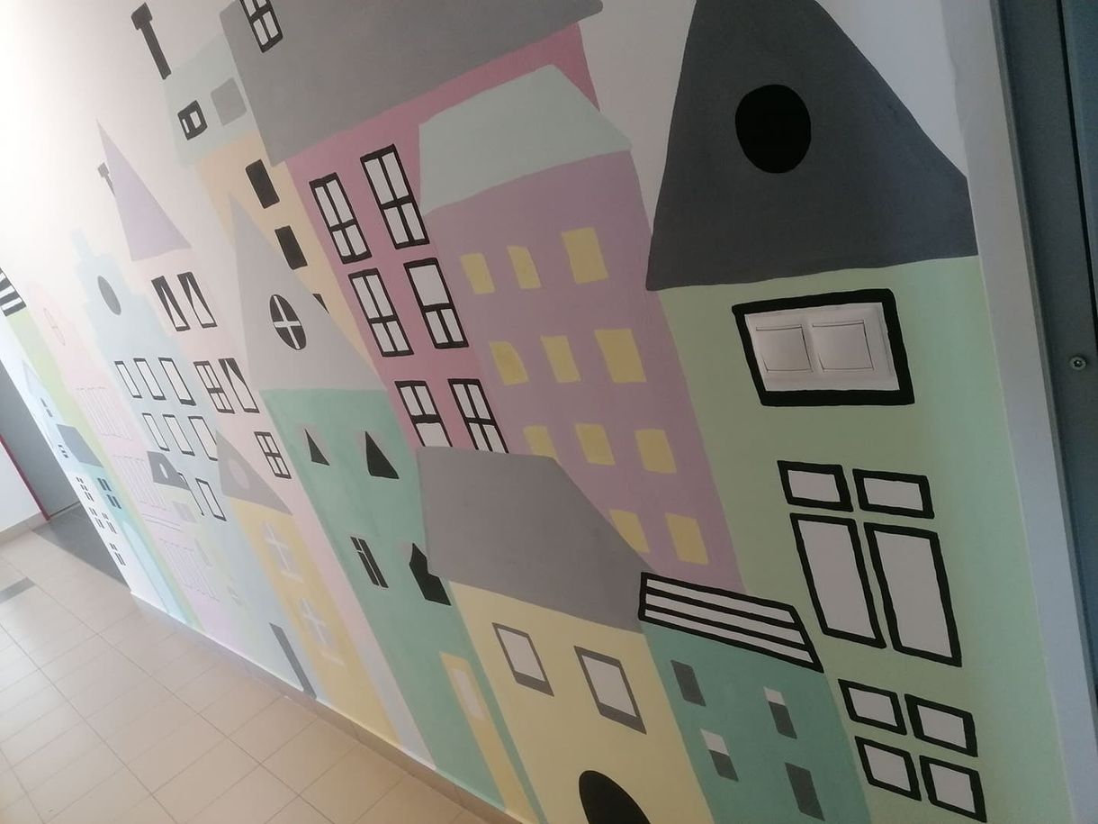 Kiakadt és vizsgálatot indított a kőszegi önkormányzat, amiért civilek kifestettek egy rendelőt