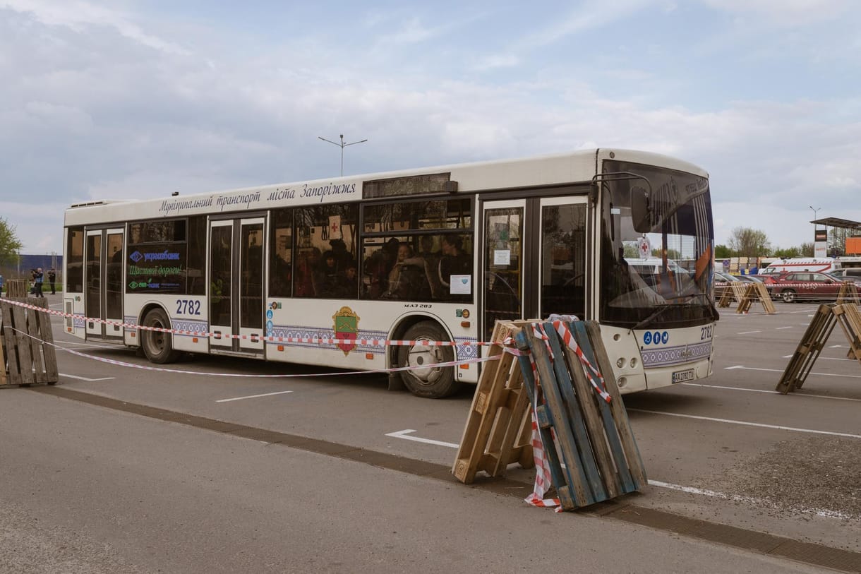 Még mindig több mint 200 civil van a mariupoli acélgyárban, de újabb buszkonvoj indult értük
