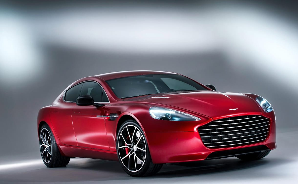 Megérkezett az Aston Martin legerősebb négyajtósa