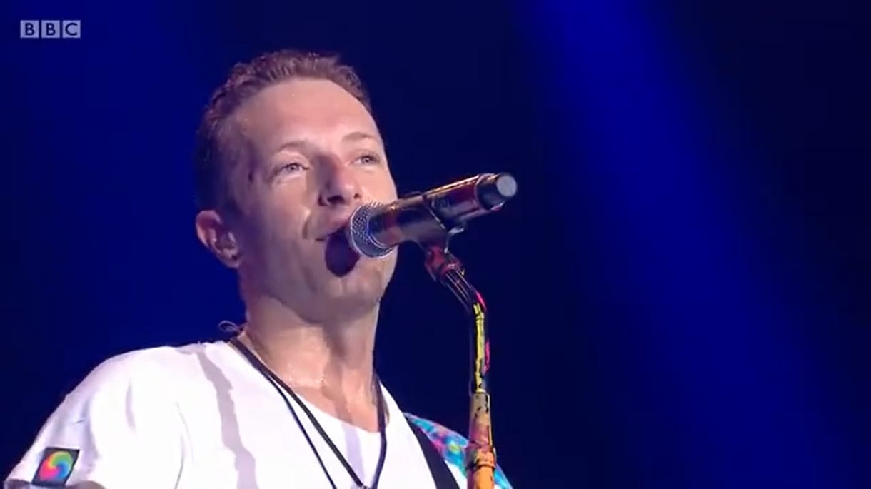A színpadon állított emléket a Coldplay a tragikus balesetet szenvedett brit zenekarnak