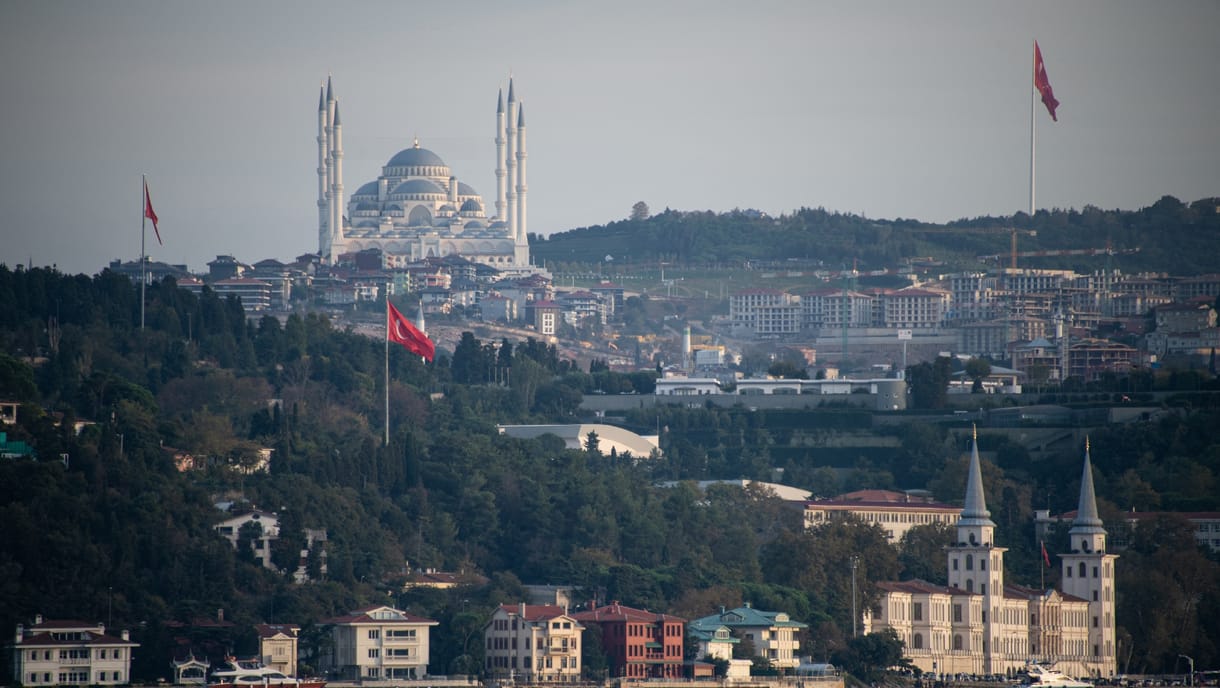 Akkora az infláció Törökországban, hogy a jegybankelnök visszaköltözött a szüleihez