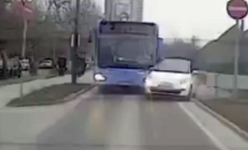 A busz elé vágott, utána felrepült a járdára egy autó Budapesten - videó
