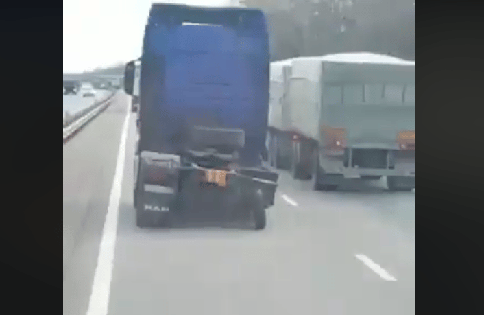 Videó: Még a legdörzsöltebb profik is tanulhatnak ettől az orosz kamionostól